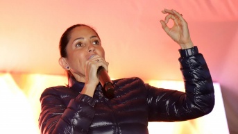 Luisa González, candidata del correísmo, no reconoce su abrumadora derrota en la segunda vuelta presidencial de Ecuador. (AFP)