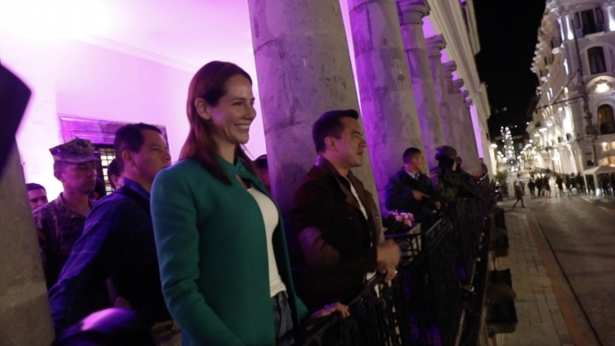 Lavinia Valbonesi y Daniel Noboa en la entrada principal del Palacio de Gobierno. (Captura de pantalla / Presidencia)