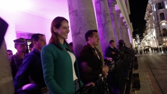 Lavinia Valbonesi y Daniel Noboa en la entrada principal del Palacio de Gobierno. (Captura de pantalla / Presidencia)