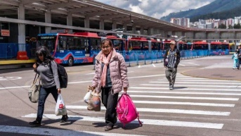 Miles de usuarios se movilizan diariamente en los servicios del Trolebús y Ecovía. (Cortesía de Quito Informa)