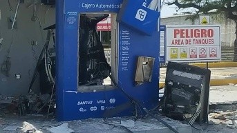 Imagen del cajero que fue atacado con explosivos por delincuentes en Santa Elena. (Captura de pantalla)