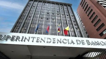 Fachada de la Superintendencia de Bancos que anunció las 19 entidades financieras no autorizadas. (Redes Sociales)