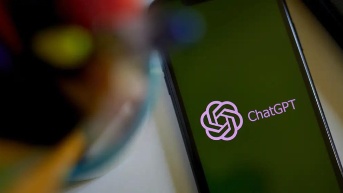 Fotografía de un dispositivo móvil haciendo uso de la app de ChatGPT (Internet)
