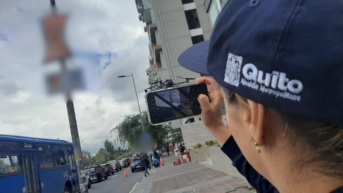 El personal del Municipio de Quito tomando foto de la campaña electoral en las calles de Quito. (Municipio de Quito)