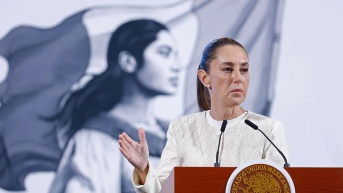 La presidenta de México, Claudia Sheinbaum, habla durante una rueda este miércoles, de prensa en Palacio Nacional de la Ciudad de México (México). (Sáshenka Gutiérrez / EFE)
