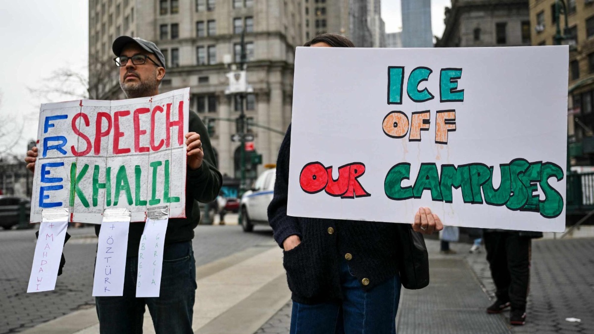 Un grupo de personas protesta por la detención de Mohsen Mahdawi, estudiante de la Universidad de Columbia que participó en las protestas pro palestinas en el campus, durante una concentración (ANGELA WEISS / AFP)