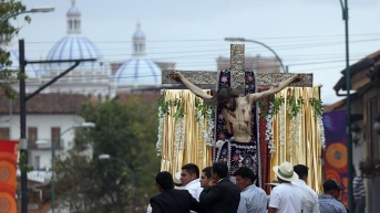En la tarde de hoy desde el cantón azuayo de Girón salió la imagen del conocido Señor de las Aguas hacia Cuenca en procesión con cientos y miles de azuayos, donde recorrieron las calles céntricas hasta llegar a la Catedral de la Inmaculada. (Foto: API)