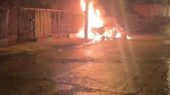 Imagen del carro incendiado en el barrio La Floresta de Manta. El vehículo fue usado por personas que atacaron a agentes de tránsito. (Redes sociales)