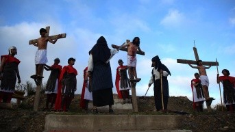 Personas representan el viacrucis en un recorrido de dos horas que conmemora la vida, la pasión y la muerte de Jesús este viernes, en La Paz (Bolivia). (Foto: EFE)