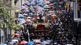 Miles de personas al acompañar este Viernes Santo, 18 de abril, el viacrucis del 'Jesús del Gran Poder', por las céntricas calles de Quito (Ecuador). EFE/José Jacome (José Jacome / EFE)