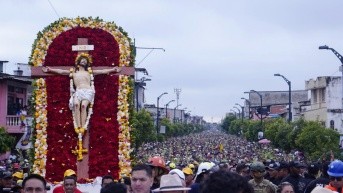 Imagen del Cristo del Consuelo siendo trasladado por 2.5 kilómetros del suroeste de Guayaquil. (API)