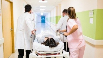 Enfermedades respiratorias, accidentes de tránsito e infecciones gastrointestinales lideran la lista de atenciones más frecuentes en los centros médicos de la capital. (Cortesía)