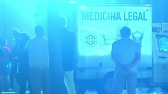 Imagen del carro de Medicina Legal en los exteriores de una urbanización de Samborondón, la noche del 18 de abril. (Cortesía)