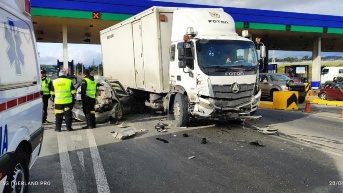 Tres personas resultaron heridas tras un choque en el peaje Machachi, del cantón Mejía. (Policía Nacional)