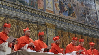 Esta imagen proporcionada por la Oficina de Prensa muestra a los cardenales entonando el himno en latín "Veni Creator Spiritus" ("Ven, Creador Espíritu") en la Capilla Sixtina antes del inicio del cónclave en el Vaticano, el 12 de marzo de 2013. (AFP)