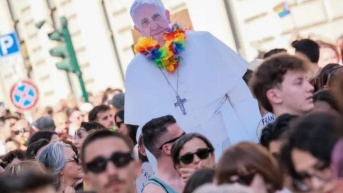 Francisco habló en defensa de los derechos de la comunidad LGTBQ, pero en la práctica no tuvo tanto alcance. (BBC)