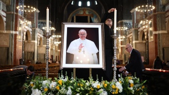 El personal de la catedral instaló una imagen del papa Francisco en la Catedral Metropolitana de la Preciosísima Sangre, conocida informalmente como la Catedral de Westminster, en el centro de Londres, el 21 de abril de 2025, tras la noticia de su fallecimiento. (Foto: AFP)