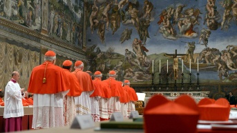 Cardenales haciendo fila en la Capilla Sixtina para jurar sobre la Biblia no revelar jamás los secretos de sus deliberaciones antes del inicio del cónclave en el Vaticano, el 12 de marzo de 2013. (AFP)