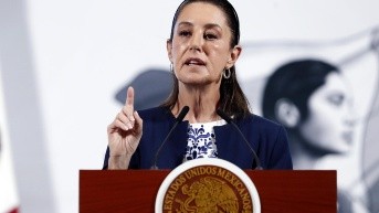 La presidenta de México, Claudia Sheinbaum, habla durante una rueda de prensa este lunes, en el Palacio Nacional de la Ciudad de México (México). (Mario Guzmán / EFE)