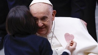 Un niño abraza al Papa Francisco durante una audiencia especial con los directivos y el personal del Hospital Infantil 'Bambino Gesú' en el Aula Pablo VI, Ciudad del Vaticano, 16 de marzo 2024. (FABIO FRUSTACI / EFE)