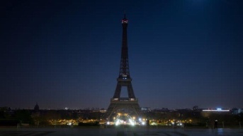 Torre Eiffel pertenece apagada en señal de duelo por la muerte del papa Francisco. (Foto: Internet)