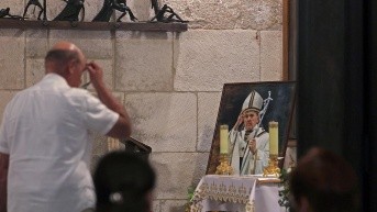 Un retrato del difunto Papa Francisco se exhibe en memoria del Santo Sepulcro de Jerusalén el 21 de abril de 2025. (Foto: AFP)