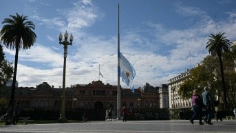 La bandera argentina ondea a media asta frente al Palacio Presidencial de la Casa Rosada en honor al fallecido Papa Francisco en Buenos Aires el 21 de abril de 2025. (JUAN MABROMATA / AFP)