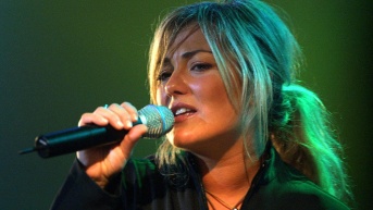 La cantante española Amaia Montero, del grupo "La Oreja de Van Gogh", canta en el Centro de Convenciones ATLAPA, el 18 de julio de 2004, en Ciudad de Panamá. (AFP)