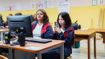 Imagen de una estudiante de un colegio ecuatoriano usando su celular en una clase de computación. (Ministerio de Educación)