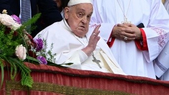 El Papa Francisco saluda a la multitud desde el balcón principal de la basílica de San Pedro durante el mensaje y la bendición Urbi et Orbi  como parte de las celebraciones de Pascua, en la plaza de San Pedro, en el Vaticano, el 20 de abril de 2025. (AFP)