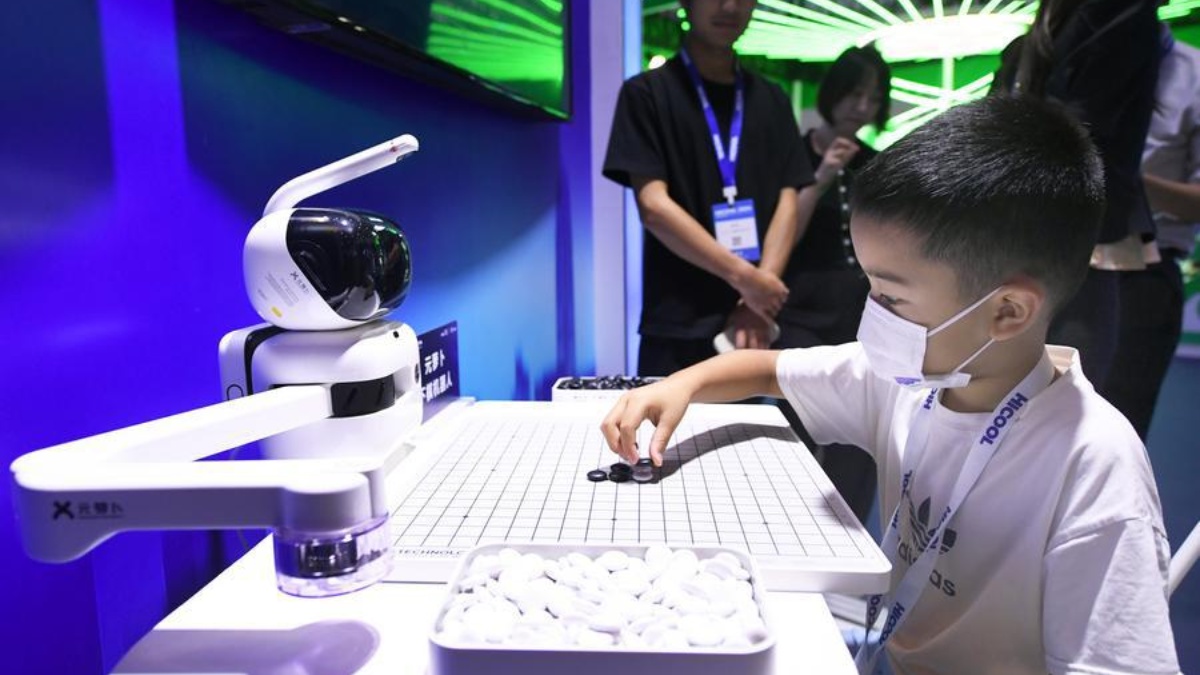 Imagen del 24 de agosto de 2024 de un niño jugando ajedrez con un robot en el área de exposiciones de la Cumbre Global de Emprendedores HICOOL 2024, en Beijing, capital de China. (Foto: Internet)