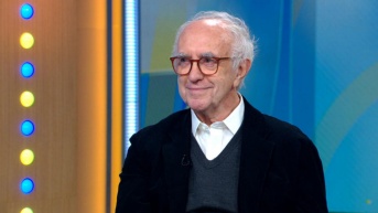 Fotografía de el actor Jonathan Pryce durante el programa Good Morining America (Internet)