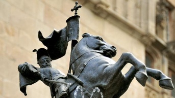 Fotografía de una estatua que representa la leyenda de Sant Jordi. (Internet)