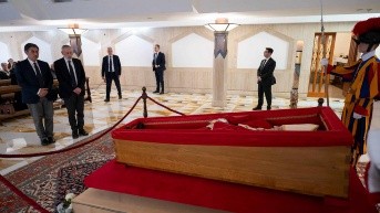 Fotografía tomada y distribuida el 22 de abril de 2025 por The Vatican Media muestra al Gran Rabino de Roma Riccardo Di Segni mientras presenta sus respetos al difunto Papa Francisco en la Capilla de Santa Marta en El Vaticano. (HANDOUT / AFP)