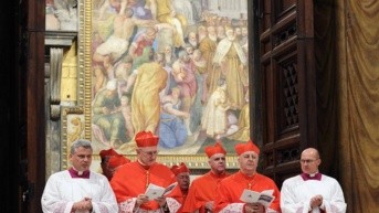 Esta imagen distribuida por la Oficina de Prensa muestra a los cardenales llegando a la Capilla Sixtina antes del inicio del cónclave en el Vaticano el 12 de marzo de 2013. (AFP)