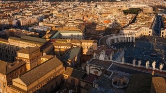 Vista general tomada desde la cúpula de la basílica de San Pedro muestra el techo de la capilla Sixtina (abajo a la izquierda), la plaza de San Pedro (R) y la Via della Conciliazione, en El Vaticano el 6 de marzo de 2025. (DIMITAR DILKOFF / AFP)