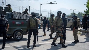 Miembros de las fuerzas de seguridad cerca del lugar en el que ocurrió el ataque en Cachemira. (Internet)