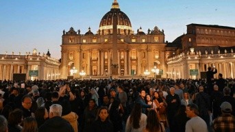 La gente hace cola para presentar sus respetos al difunto Papa Francisco mientras su cuerpo yace en estado, fuera de la Basílica de San Pedro en El Vaticano, el 23 de abril de 2025. (STEFANO RELLANDINI / AFP)