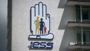 La fachada externa del edificio del IESS en Quito. (Captura de pantalla / Ecuavisa)