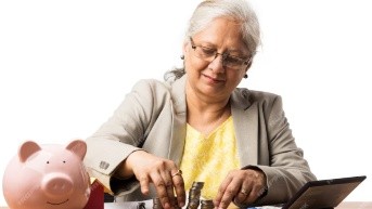 Imagen referencial de una persona de la tercera edad contando sus ahorros. (Freepik)