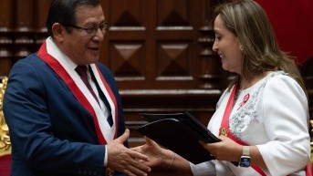 Fotografía de archivo en la que aparecen la presidenta de Perú, Dina Boluarte (d), al saludar al presidente del Congreso, Eduardo Salhuana, en la sede del legislativo peruano, en Lima. (Cristobal Bouroncle/POOL / EFE)
