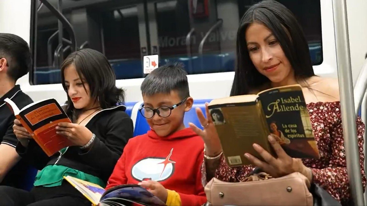 Usuarios del Metro de Quito leen durante un recorrido. (Metro de Quito.)