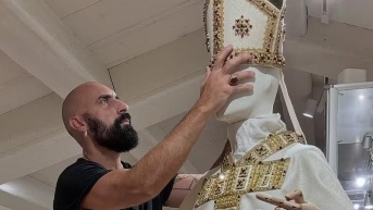 Filippo Sorcinelli, el diseñador de las vestimentas lujosas del papa Francisco. (Internet)