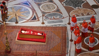 El féretro del papa Francisco en la basílica de San Pedro. (ALESSANDRO DI MEO / POOL / EFE)