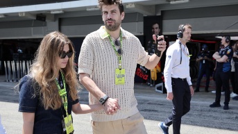 El exdefensor español del Barcelona, Gerard Piqué, y su pareja Clara Chía Martí caminan por las gradas antes del inicio de la carrera durante el Gran Premio de España de Fórmula Uno en el Circuito de Cataluña. (AFP)