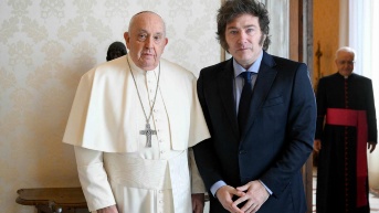 Esta foto tomada y distribuida el 12 de febrero de 2024 por The Vatican Media muestra al papa Francisco durante una audiencia privada con el presidente argentino Javier Milei en El Vaticano. (HANDOUT / AFP)