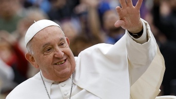 Fotografía de archivo del pasado 20 de noviembre de 2024 que muestra al papa Francisco durante una audiencia general en la Plaza de San Pedro en el Vaticano. (EFE)
