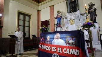Un sacerdote habla con los hinchas del club de fútbol San Lorenzo de Almagro durante una misa en memoria del difunto Papa Francisco en el Oratorio San Antonio, lugar de fundación del club, en Buenos Aires, el 23 de abril de 2025. (Foto: AFP)