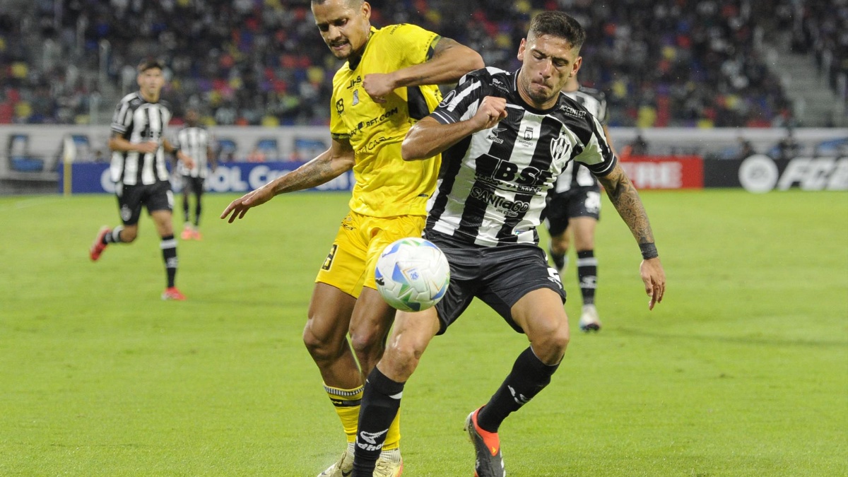El defensor del Táchira #18 Roberto Rosales (L) y el defensor del Central Córdoba #02 Lucas Abascia luchan por el balón durante el partido de fútbol de la fase de grupos de la Copa Libertadores (AFP)