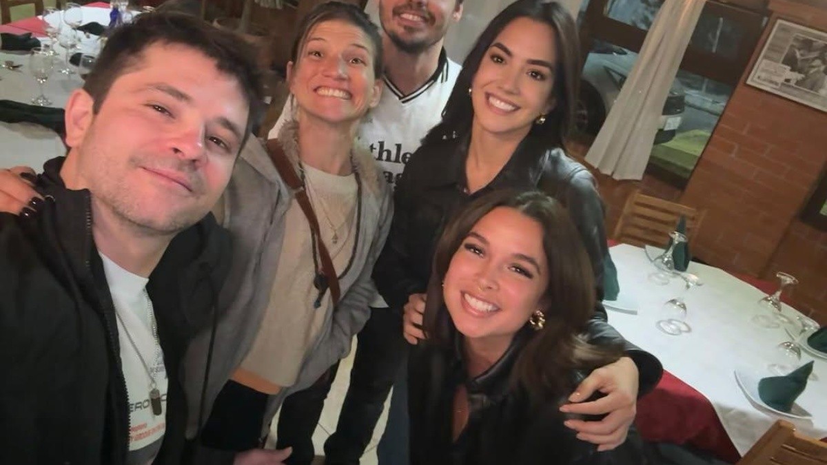 Alejandra Proaño junto a los miembros de Erreway. (RRSS)